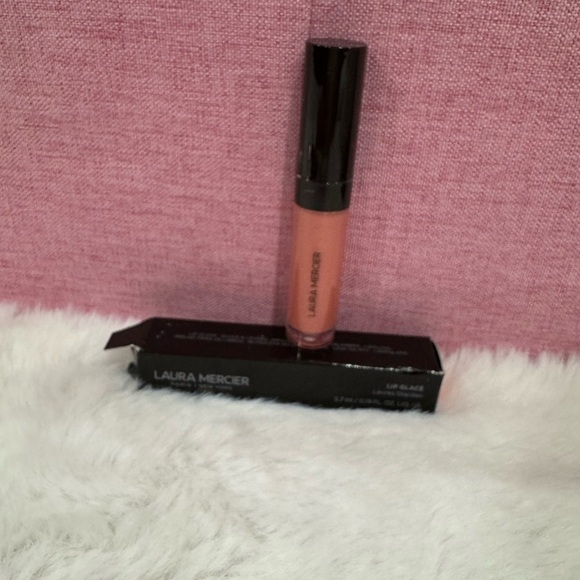 Laura Mercier
Lip Glacé Lip Gloss Color: 150 Melon Sorbet - light coral pink - Picture 8 of 10